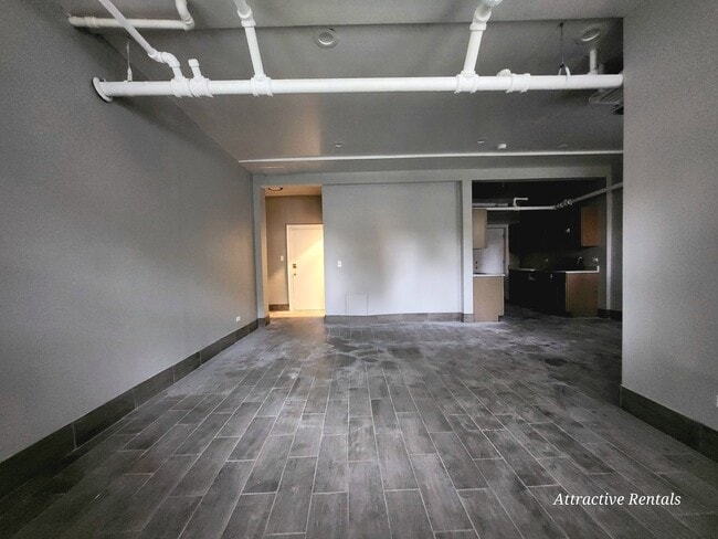 Photo - 658 E 81st St