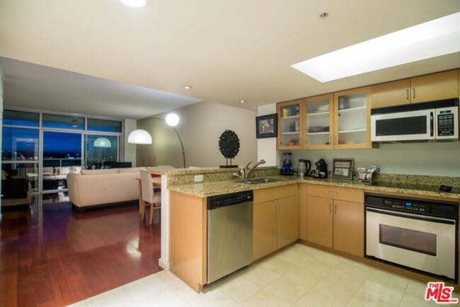 Building Photo - 13700 Marina Pointe Dr Unit 719
