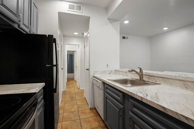 Photo - 1006 1/2 W 22nd St Unit 304