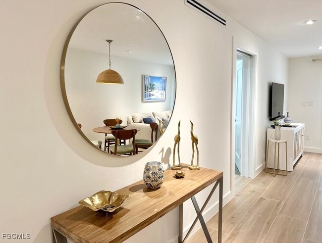 Building Photo - 72 7th St S Unit 112