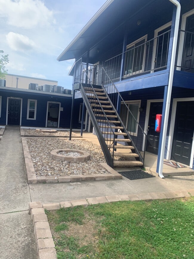 Building Photo - Hampshire Apartments