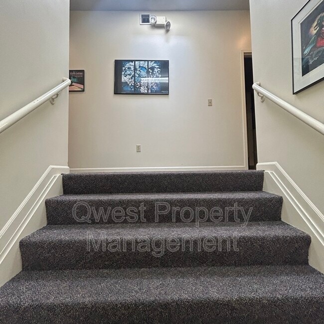 Photo - 975 Cherry St SE