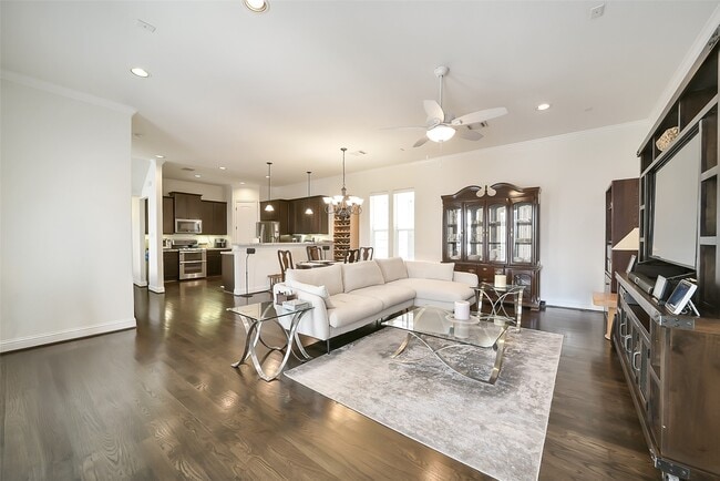 Photo - 925 W 19th St