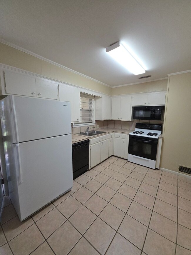 Photo - 810 E J St