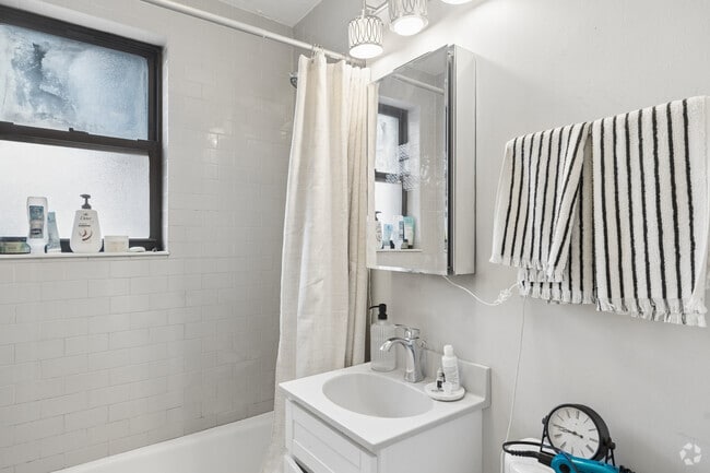 1BR, 1BA - 400SF - Bathroom