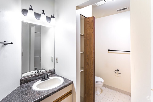 2 BR, 1 BA - Manchester A - 970 SF
