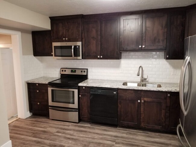 Building Photo - 4 Bed / 2.5 Bath Home in Kearns