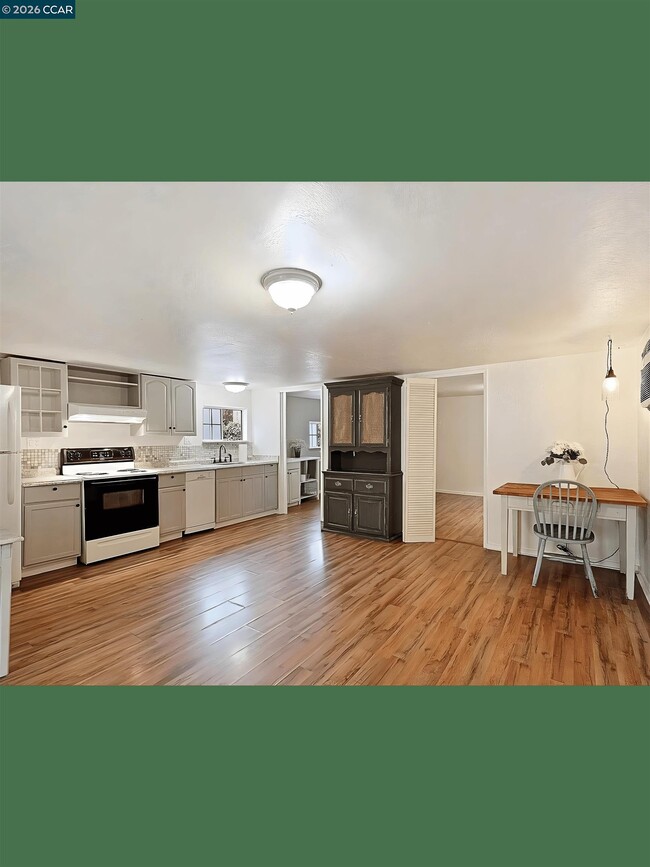 Photo - 326 1/2-E 1/2 Locust St