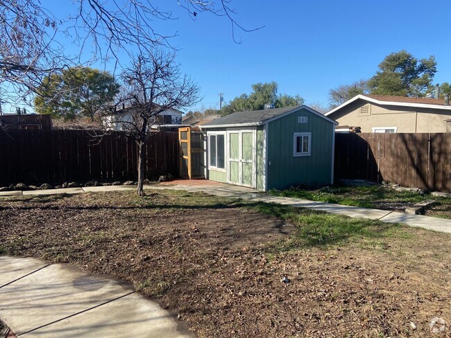 Building Photo - 3bedroom /2 bathroom home available for 29...