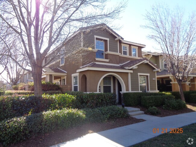 Building Photo - 3 Bedroom Townhouse in the Gated Vineyards...