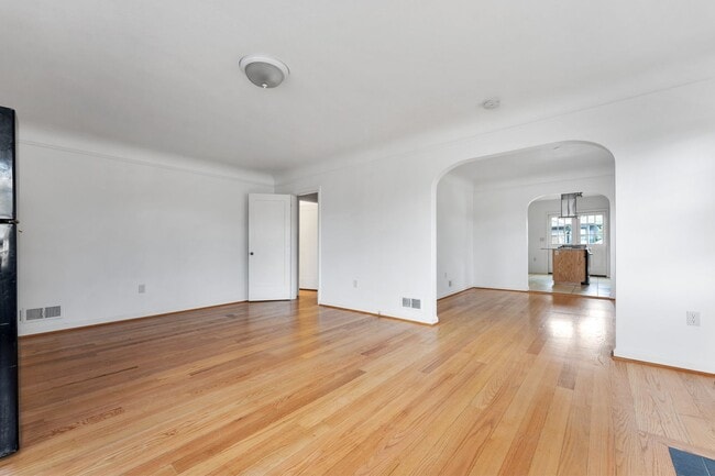 Photo - Spacious 6 Bed 2 Bath Home- N Portland Charmer!