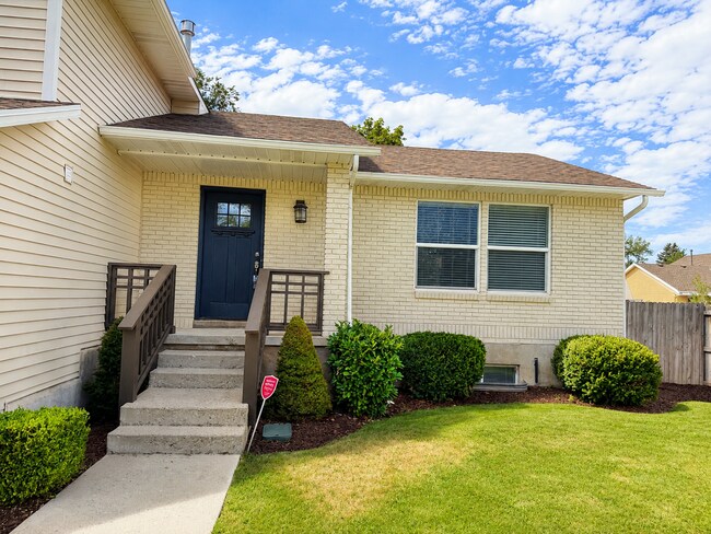 Photo - Spacious 5-Bedroom Sandy Home with Large Fenced Yard