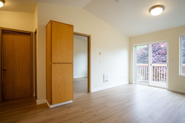 Building Photo - Top-Floor 1 Bdr w/ Private Balcony Ready Now! Unit C2
