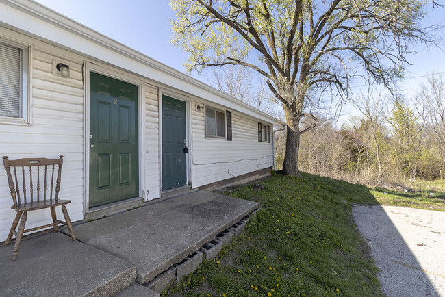Building Photo - 705 W Cunningham Dr Unit 2 Rental