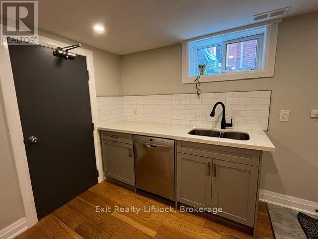 Photo - 450 Weller St