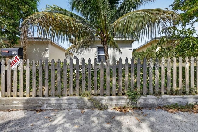Photo - 609 N F St