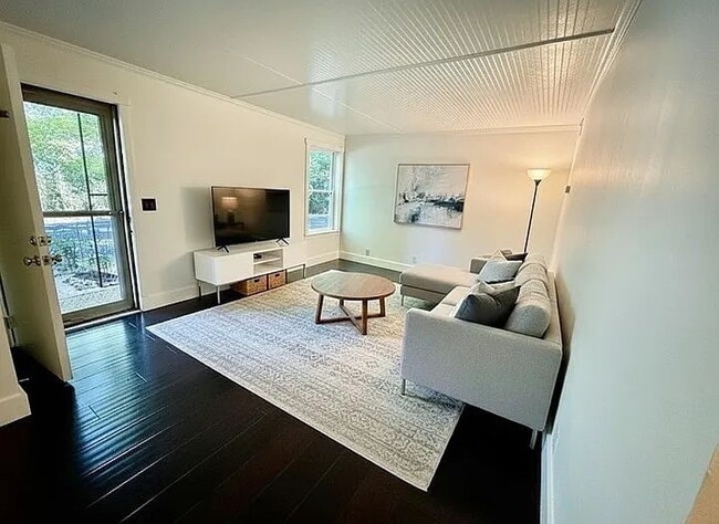 Building Photo - Beautifully Maintained Townhome in the Heart of Bellevue! Unit 35