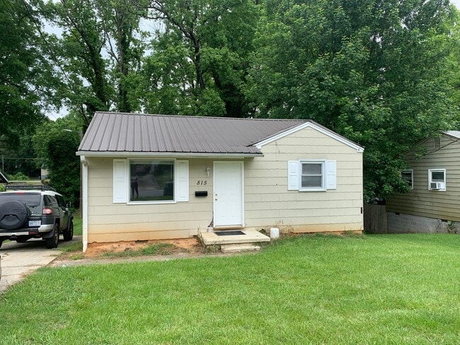 Building Photo - 2 Bedroom Home Convenient to Bennett College and A&T