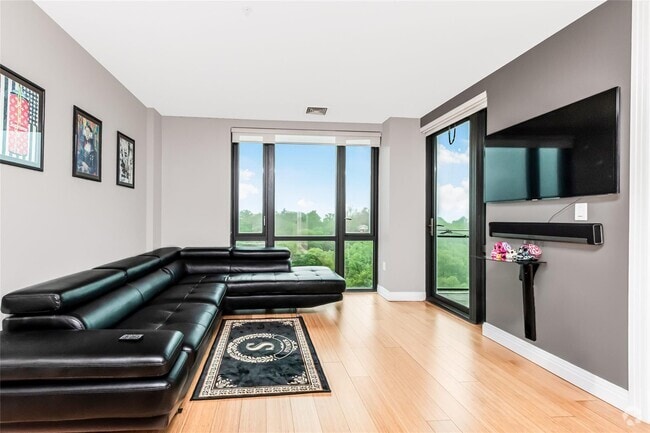 Building Photo - 701 Ridge Hill Boulevard Unit 9G Rental