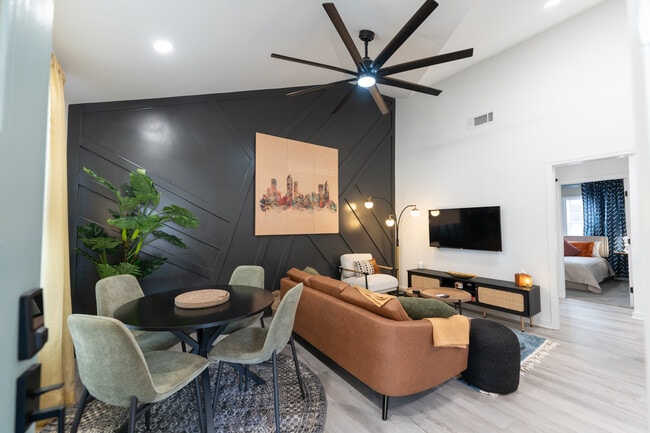 Photo - 1385 Epworth St SW