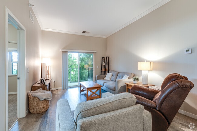 1BR, 1BA - 690SF - Living
