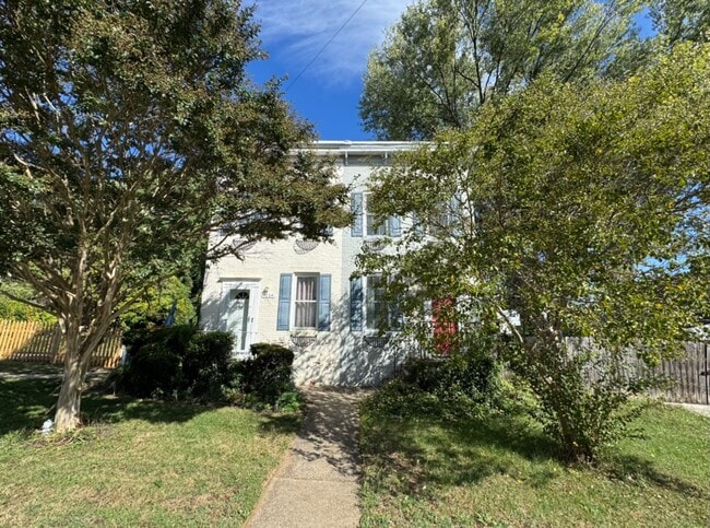 Building Photo - Lovely 3 BR/1.5 BA Semi-Detached Home in S...