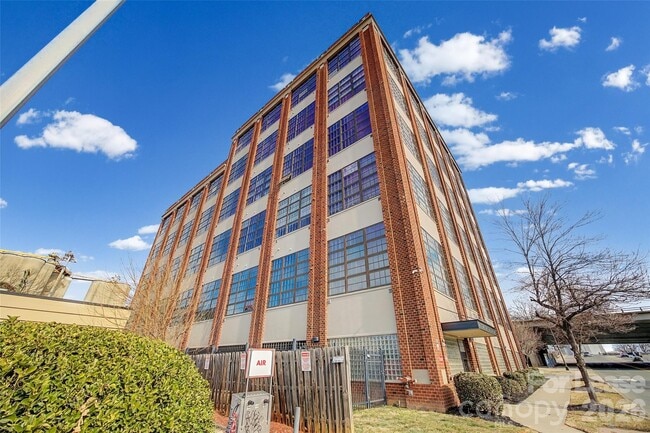 Building Photo - 715 N Graham St Unit 204