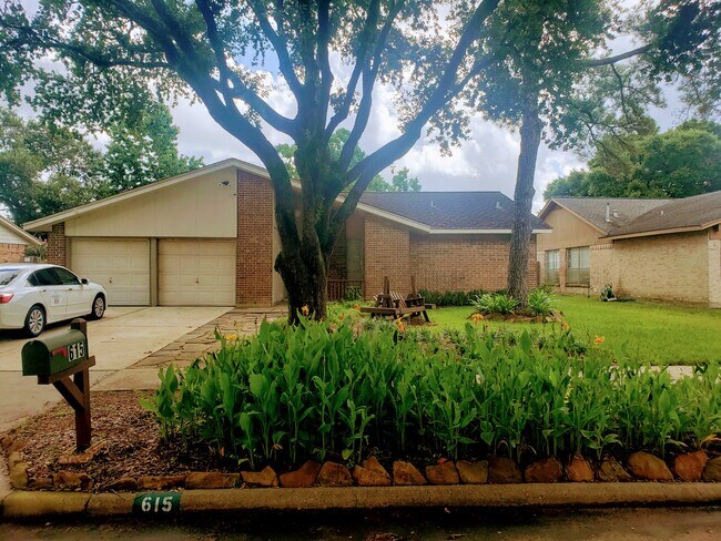 Cal de sac street, walk trails steps away. - 615 Park Grove Ln