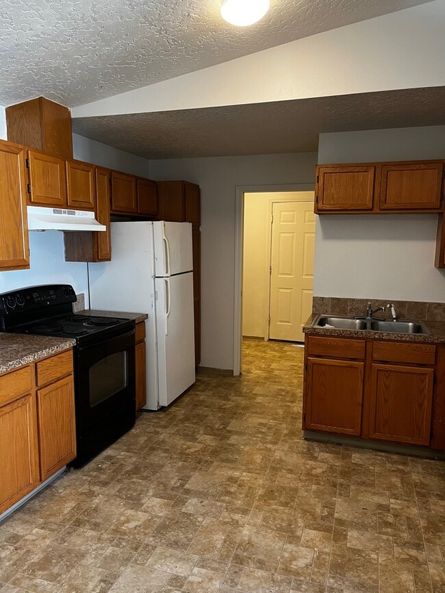 Updated 3bed 2 bath Duplex Unit Close to F... - Updated 3bed 2 bath Duplex House Unit Close to F...