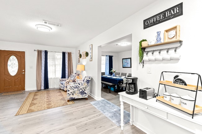 Photo - 208 Newcastle Dr