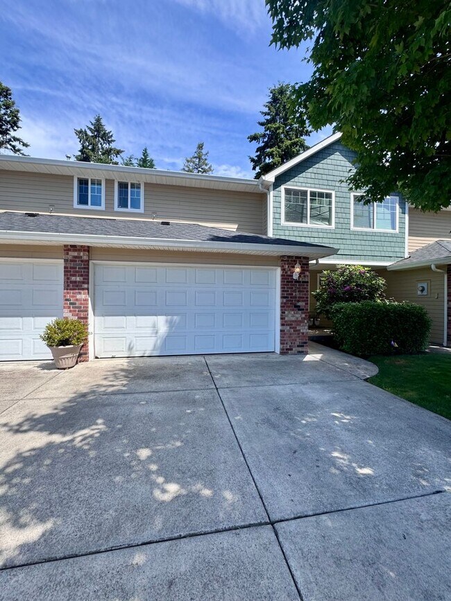Photo - EZ living, Private Townhome setting Central Vancouver