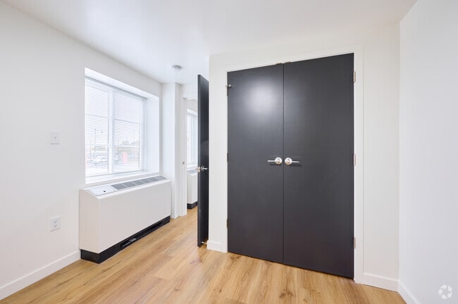 Bedroom w/closet