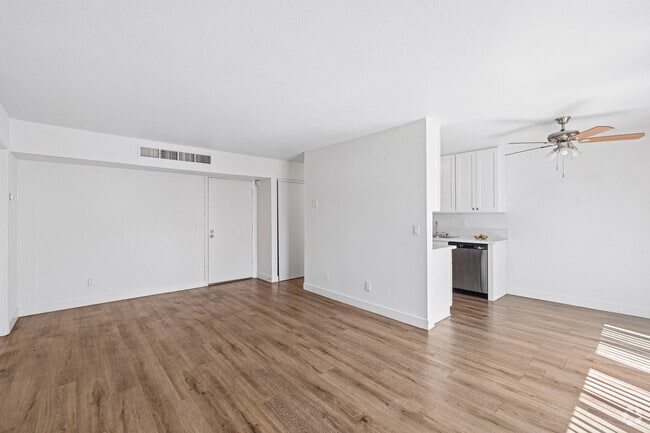 2BR, 2BA - 880SF - Living Room