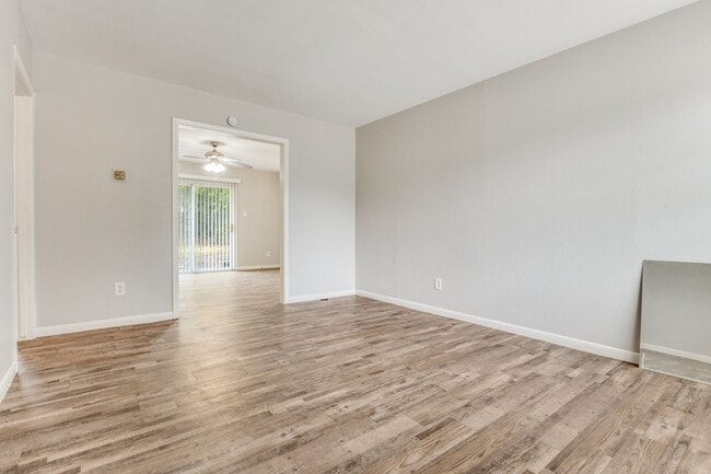 Photo - 404 Darlene Ln