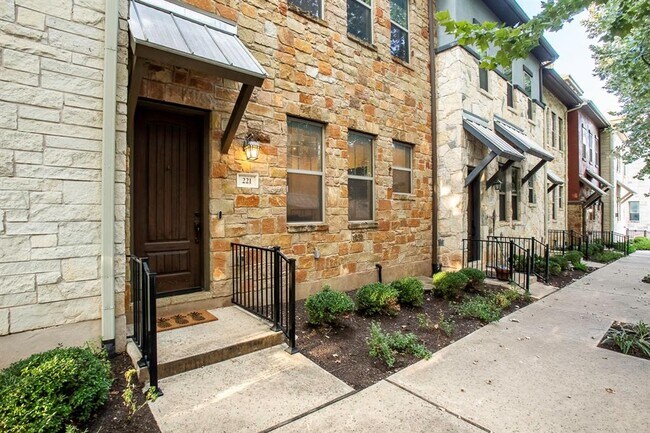 Photo - 221 Adams St