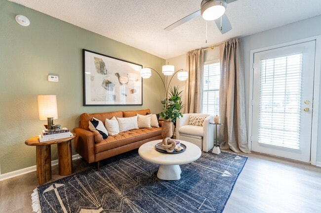 2BR, 2BA - 917SF