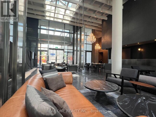 Photo - 28 Interchange Wy Unité 4215