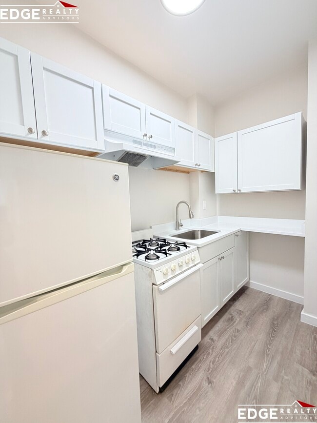 Photo - 160 Strathmore Rd