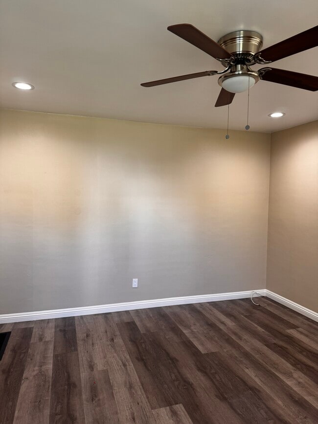 Living Room - 725 N Mariposa St