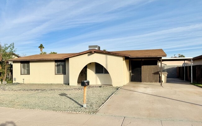 Building Photo - Stunning 4 Bedroom 2 Bath Single Level Home in Glendale! NO HOA