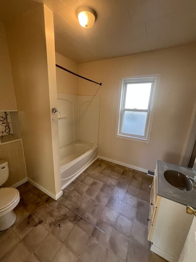 Photo - Large 4 Bed 1.5 Bath House