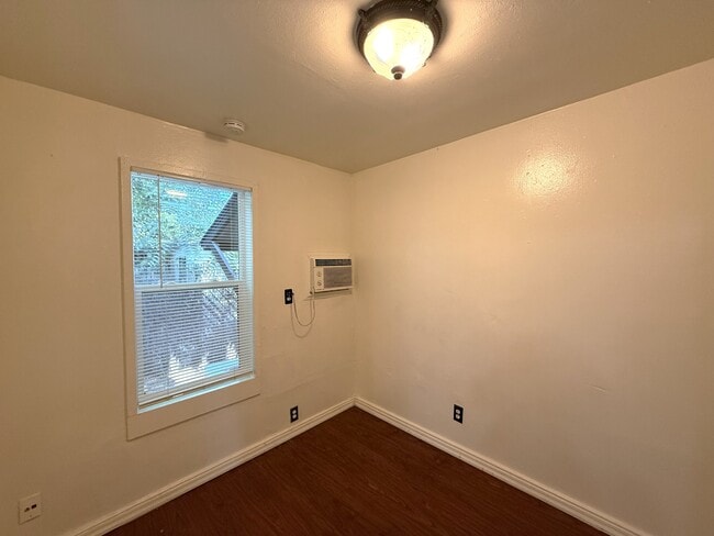Photo - 422 W 17th St