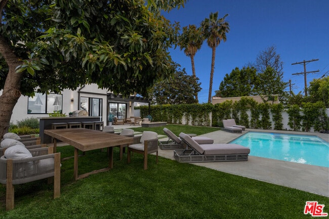731 N Curson Ave
