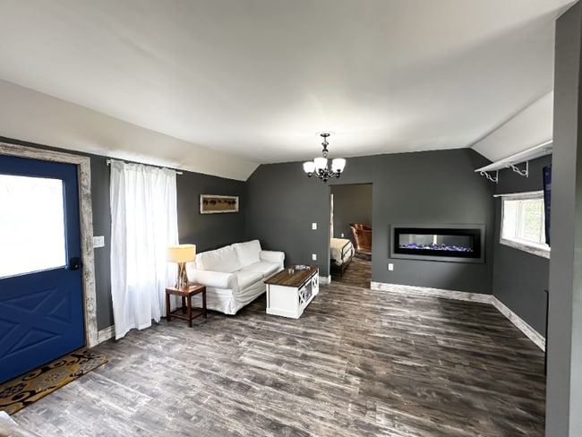 Photo - 310 River Ave E