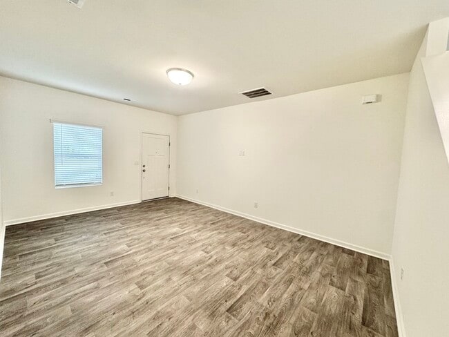 Photo - 3 br 2.5 ba townhome with 1 car garage Rea...