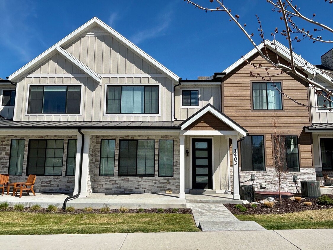 Exclusive Luxury Townhome at Dimple Dell! - Exclusive Luxury Townhome at Dimple Dell!