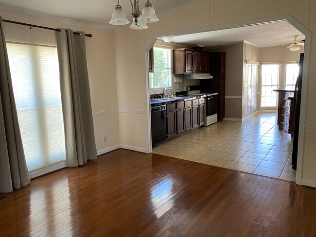 Comedor y cocina - 764 Dripping Springs Rd