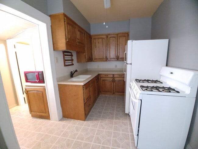 Photo - 2 Bedroom House with Fenced in Yard!