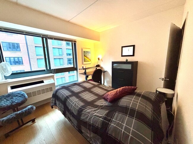 Photo - 535 W 52nd St Unit Apt 7i