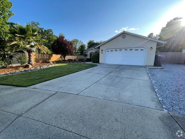 Building Photo - BEAUTIFUL 3 BEDROOM HOME FOR RENT